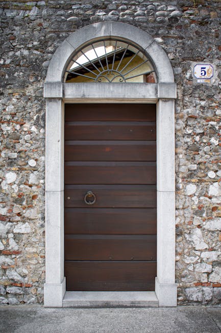 3 : img_1 - Diverse group of people studying global languages